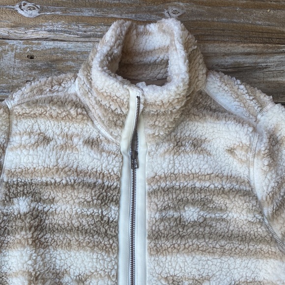 Old Navy Women’s Sherpa Jacket - Picture 2 of 7